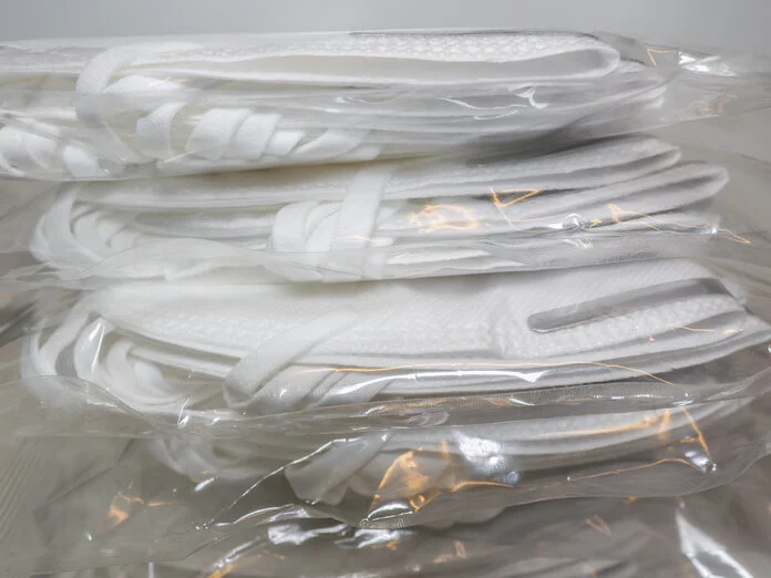 FFP2-Masken, © MC MEDIASTUDIO, Shutterstock Stapel verpackter FFP2-Atemschutzmasken