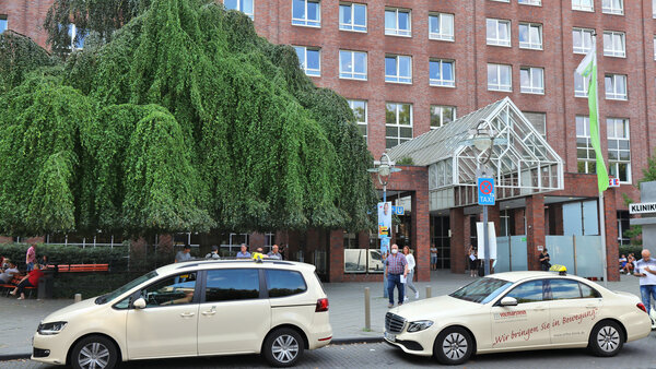 Klinikeingang mit Taxis.