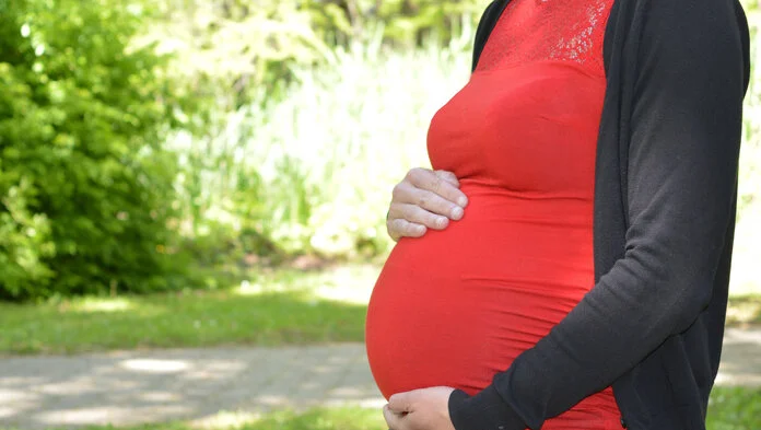 Schwangere Frau, © Krebsinformationsdienst, DKFZ Bauch einer schwangeren Frau