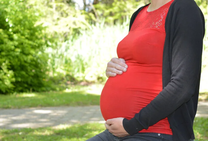 Schwangere Frau, © Krebsinformationsdienst, DKFZ Bauch einer schwangeren Frau