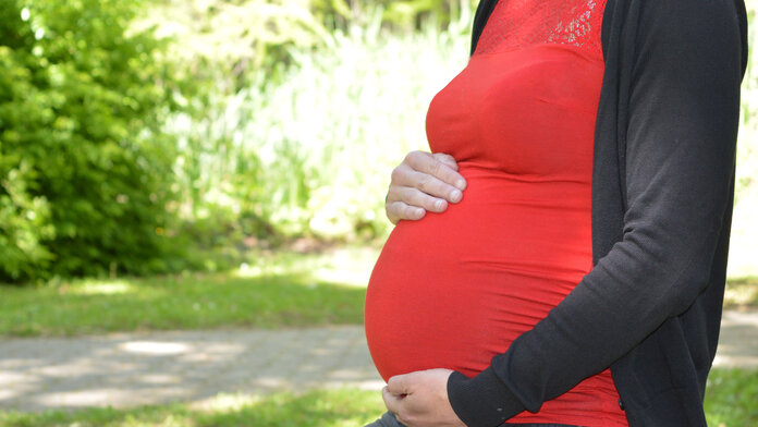 Schwangere Frau, © Krebsinformationsdienst, DKFZ Bauch einer schwangeren Frau
