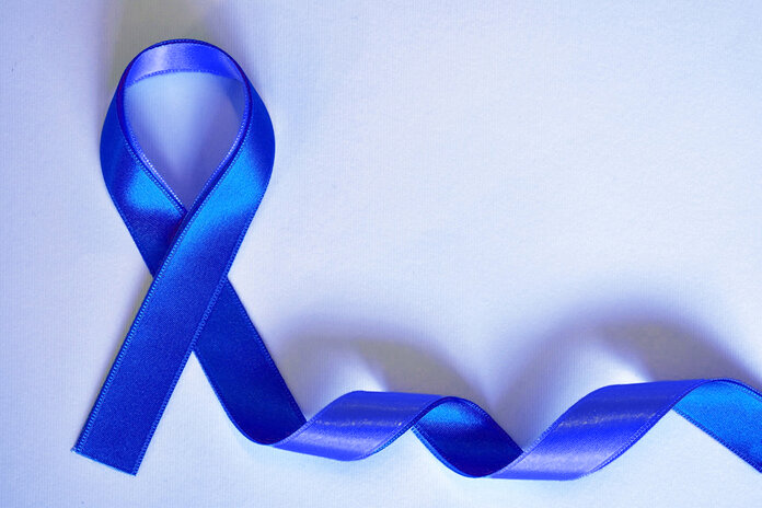 Die dunkelblaue Schleife – Englisch “Awareness ribbon“ – symbolisiert die Solidarität mit Darmkrebs-Patienten. © marijana1, Pixabay