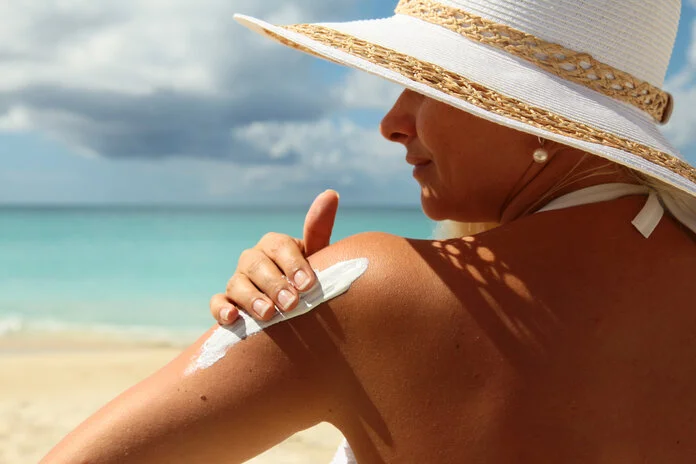 Frau benutzt Sonnencreme © boophotography/Thinkstock
