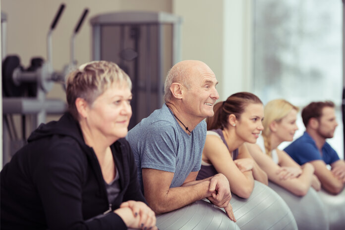 Bewegung, © contrastwerkstatt, AdobeStock Menschen machen Sportübungen mit Gymnastikbällen.