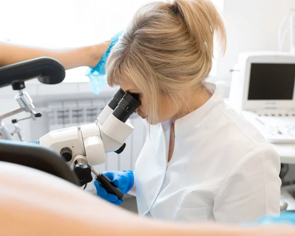 Kolposkopie, © Try_my_best, Shutterstock Frauenärztin bei einer kolposkopischen Untersuchung