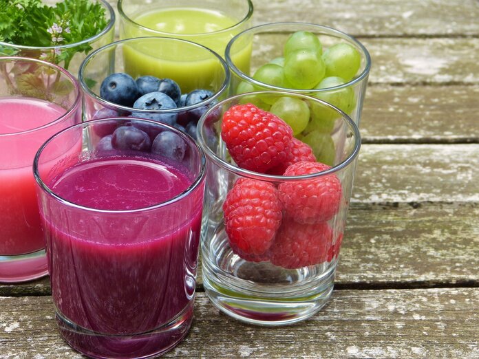Obst, Beeren, Smoothies, © silviarita, Pixabay Kleine Gläser mit Himbeeren, Heidelbeeren, Weintrauben sowie bunten Smoothies.