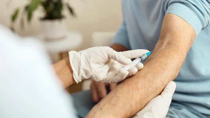 Medikamente verabreichen, © yacobchuk, iStock Mann bekommt etwas in die Vene gespritzt.