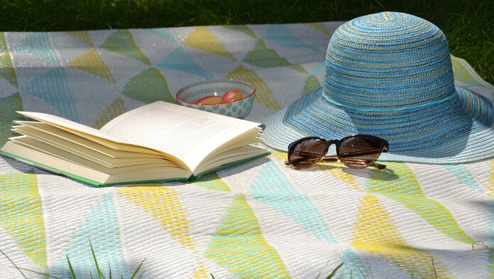 Sonnenschutz im Garten mit Brille, Hut und Schatten
