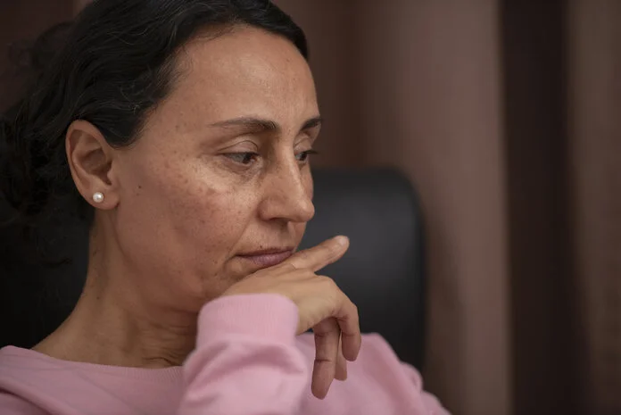 Nachdenkliche Frau, © Krebsinformationsdienst, DKFZ; Foto: Tobias Schwerdt Eine Frau hält nachdenklich die Hand ans Kinn.