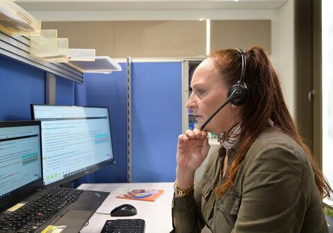 Leiterin des Telefondienst im Krebsinformationsdienst – Beate Hammersen (Ärztin) – beim telefonieren.