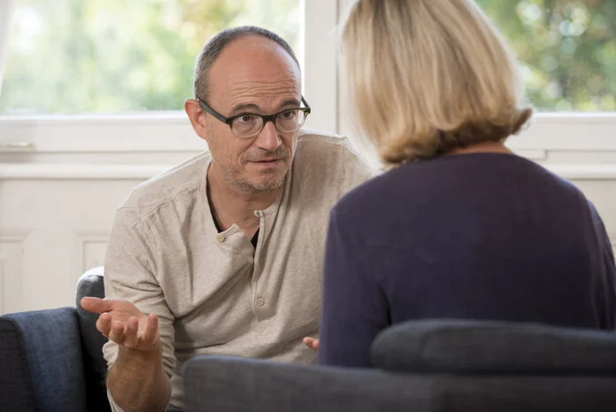 Psychoonkologisches Gespräch, © Krebsinformationsdienst, DKFZ; Foto: Tobias Schwerdt Beratungsgespräch zwischen Psychoonkologin und Krebspatient.