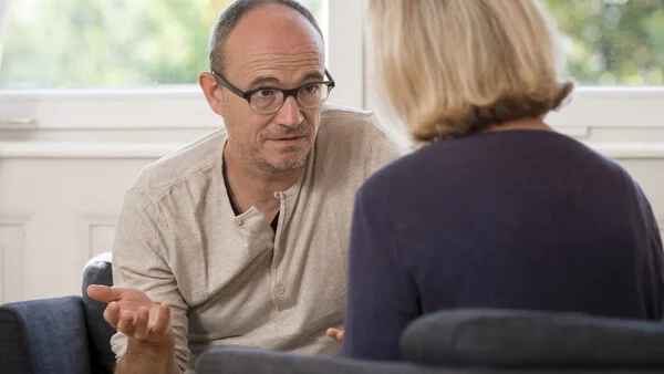 Beratungsgespräch zwischen Psychoonkologin und Krebspatient.