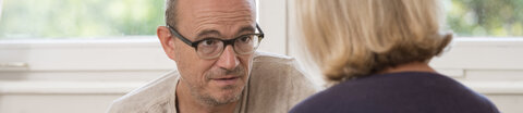 Beratungsgespräch zwischen Psychoonkologin und Krebspatient.