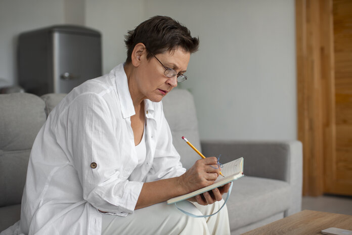 In einem Fatigue-Tagebuch können Sie tages- und Aktivitäten-abhängige Schwankungen der Fatigue festhalten [Symbolbild].