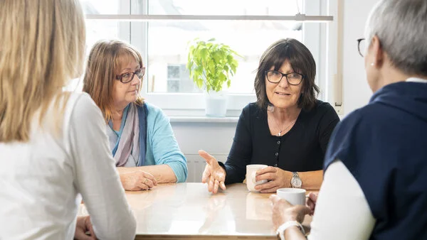 Gruppe von Frauen im Gespräch