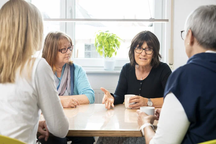 Gruppe von Frauen im Gespräch