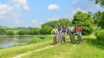 Fahrradausflug in der Natur, © Alexander Rochau, Fotolia Eine Familie beim Fahrradausflug.
