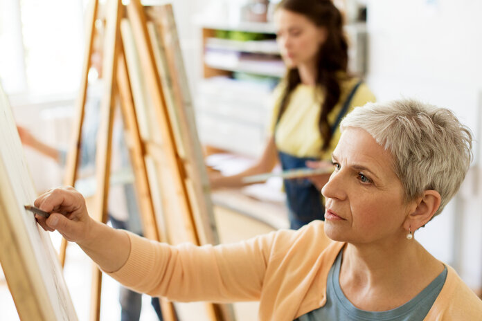 Künstlerische Therapien, © Freepik Zwei Frauen beim Malen an der Staffelei in einem Atelier.