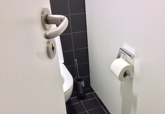 Müssen, aber nicht können? Verstopfung bei Krebs , © Krebsinformationsdienst, Deutsches Krebsforschungszentrum Eine offene Toilettentür.