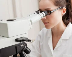 Mikroskop © iStockphoto/Thinkstock, © iStockphoto/Thinkstock Frau schaut durch ein Mikroskop