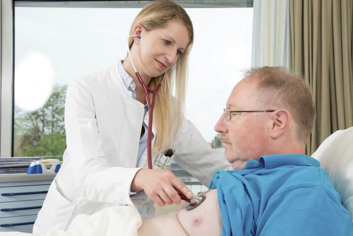 Ärztin hört Patienten ab., © Krebsinformationsdienst, DKFZ; Foto: Tobias Schwerdt Ärztin hört Krebspatienten ab