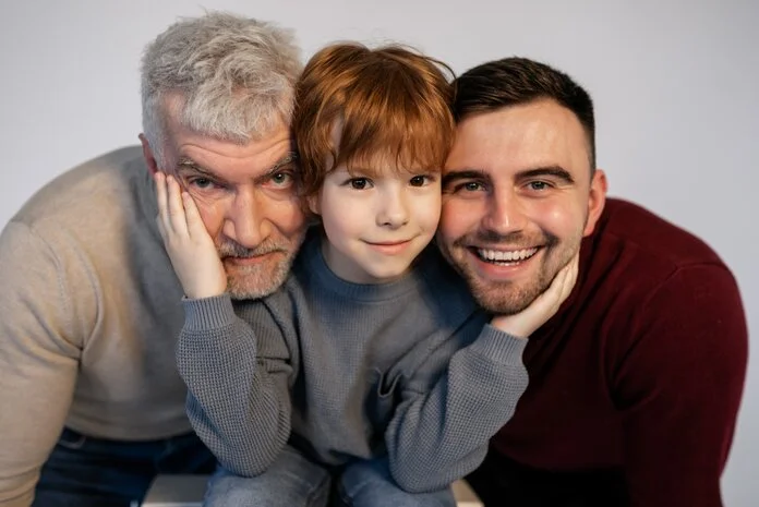 Vater, Sohn und Enkel , © Alena Darmel, Pexels Drei Männer verschiedenen Alters