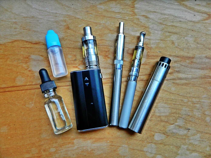 E-Zigaretten , © Rs9191 - thinkstock.com Verschiedene E-Zigaretten und Liquids