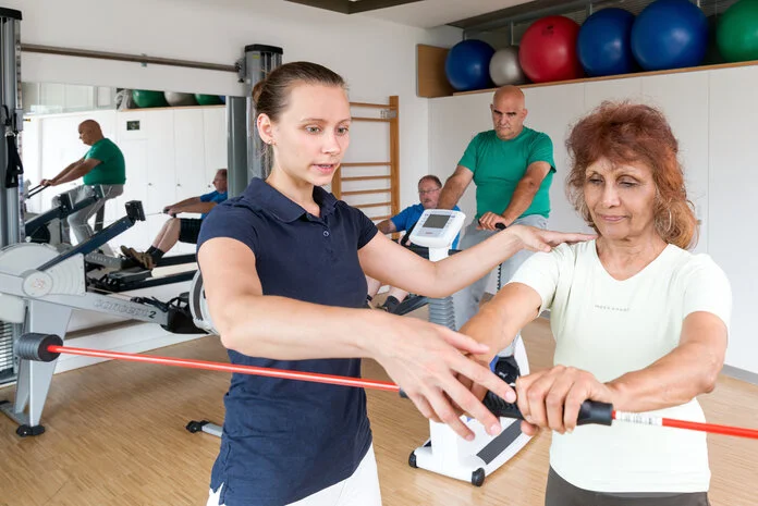 Physiotherapie, © Krebsinformationsdienst, DKFZ; Tobias Schwerdt Patientin trainiert mit einer Physiotherapeutin.