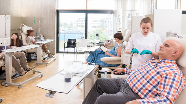 Patienten erhalten eine ambulante Chemotherapie.