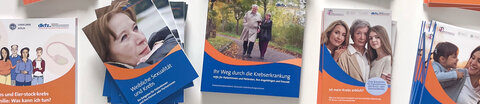 Cover von Broschüren und Informationsblättern des Krebsinformationsdienstes.