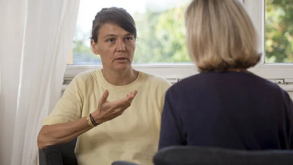 Gespräch, © Krebsinformationsdienst, DKFZ; Foto: Tobias Schwerdt Zwei Frauen sitzen sich gegenüber und sprechen miteinander.