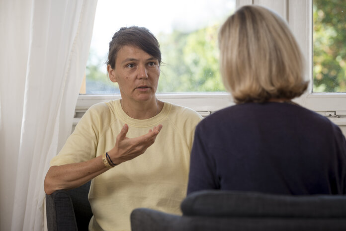Gespräch, © Krebsinformationsdienst, DKFZ; Foto: Tobias Schwerdt Zwei Frauen sitzen sich gegenüber und sprechen miteinander.