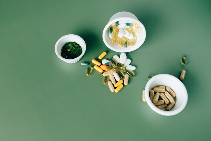 Nahrungsergänzungsmittel, © Nataliya Vaitkevich, Pexels Verschiedene Pillen und Tabletten