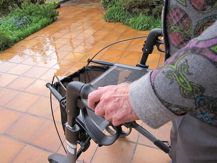 Alte Frau geht mit Rollator © Krebsinformationsdienst, DKFZ