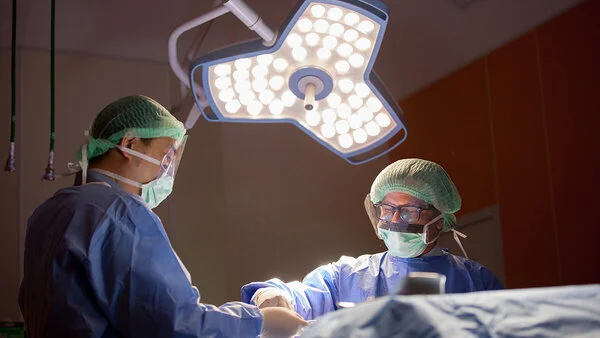 Zwei Ärzte operieren. Zwei Ärzte operieren.