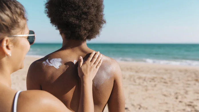 Sonnencreme anwenden, © Freepik Auf ausreichenden Sonnenschutz zu achten, ist auch bei Menschen mit einer dunklen Hautfarbe wichtig. So können sie sich vor Hautschäden durch intensive UV-Strahlung schützen.
