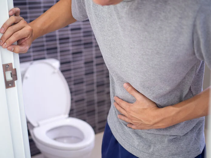 Bauchschmerzen, © shisu_ka, Shutterstock Mann bei Toilette hat Bauchschmerzen