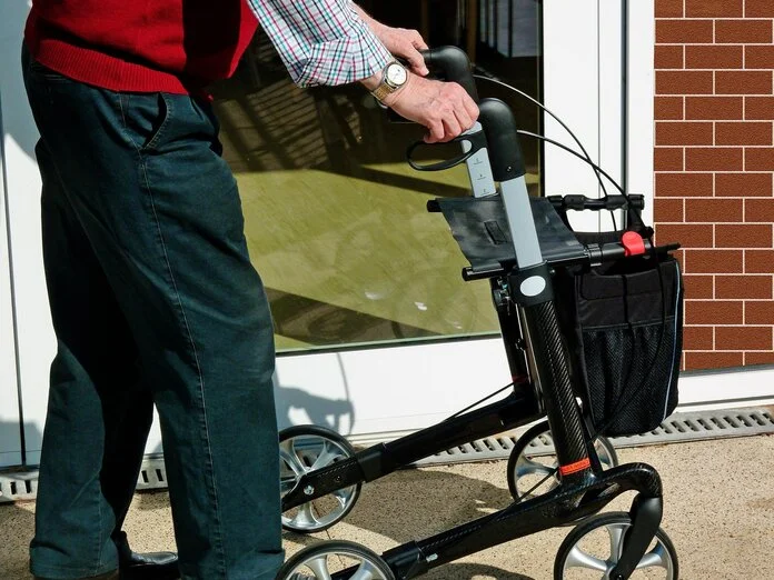 Rollator, © moritz320, Pixabay Mann schiebt Rollator