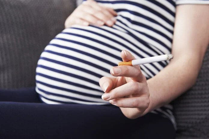 rauchende Schwangere, © Highwaystarz-Photography - thinkstock.com Risiko für Mutter und Kind: Rauchen während der Schwangerschaft