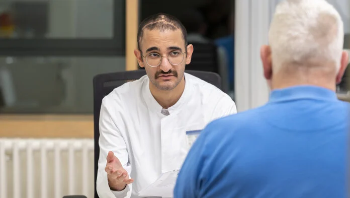 Gespräch mit dem Arzt, © Krebsinformationsdienst, DKFZ; Foto: Tobias Schwerdt Ein Arzt erklärt einem Patienten etwas.