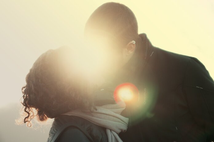 Kuss, © SplitShire, Pixabay Mann und Frau küssen sich bei Gegenlicht.