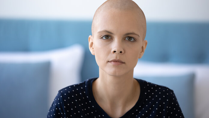 Junge Patientin mit Glatze
