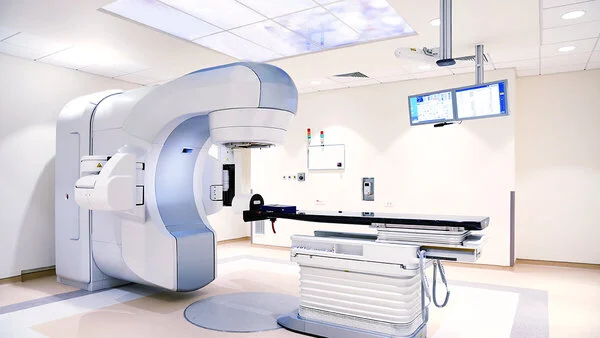 Linearbeschleuniger zur Strahlentherapie Untersuchungsraum mit elektrischer Untersuchungsliege und Linearbeschleuniger zur Strahlentherapie.
