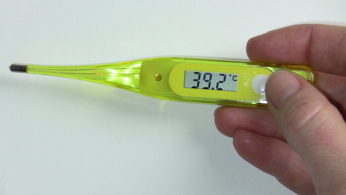 Fieberthermometer, © Krebsinformationsdienst, DKFZ Hand hält ein Fieberthermometer, das 39,2 °C anzeigt.