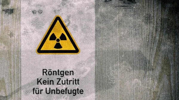 Warnung vor Strahlung, © Denny Müller, Unsplash Warnschild und Text "Röntgen: Kein Zutritt für Unbefugte"