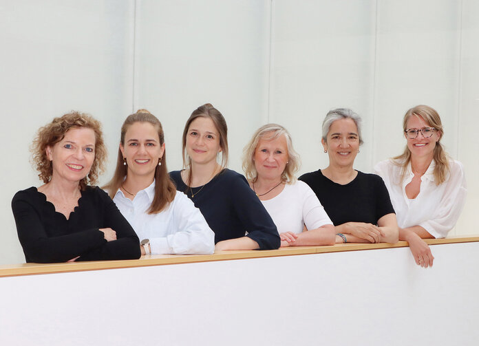 Gruppenbild der 4 Mitarbeiterinnen von Kommunikation und Outreach des Krebsinformationsdienstes.