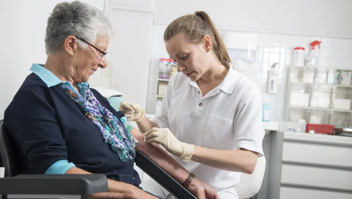 Blutabnahme, © Tobias Schwerdt; Krebsinformationsdienst, DKFZ Eine Arzthelferin nimmt einer Patientin Blut ab.