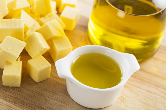 Butter und Öl, © cheche22, iStock Butterwürfel und Öl in einem Krug und einer Schale