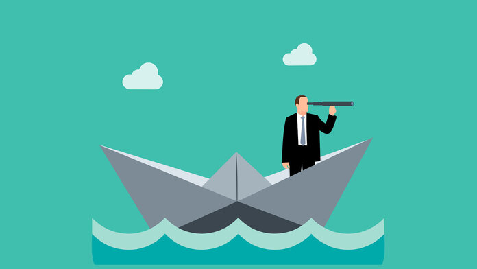 Ausblick, © Mohamed_hassan, Pixabay Grafische Darstellung eines Papierschiffchens, darauf ein Mann im Anzug mit Fernrohr.