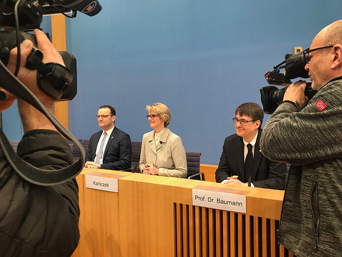 Nationale Dekade gegen Krebs , v.l.n.r.: Bundesgesundheitsminister Jens Spahn, Anja Karliczek, Ministerin für Bildung und Forschung, und Michael Baumann, Vorstandsvorsitzender des Deutschen Krebsforschungszentrums bei der Pressekonferenz zum Start der "Dekade gegen den Krebs". Nationale Dekade gegen Krebs © Grönefeld/DKFZ
